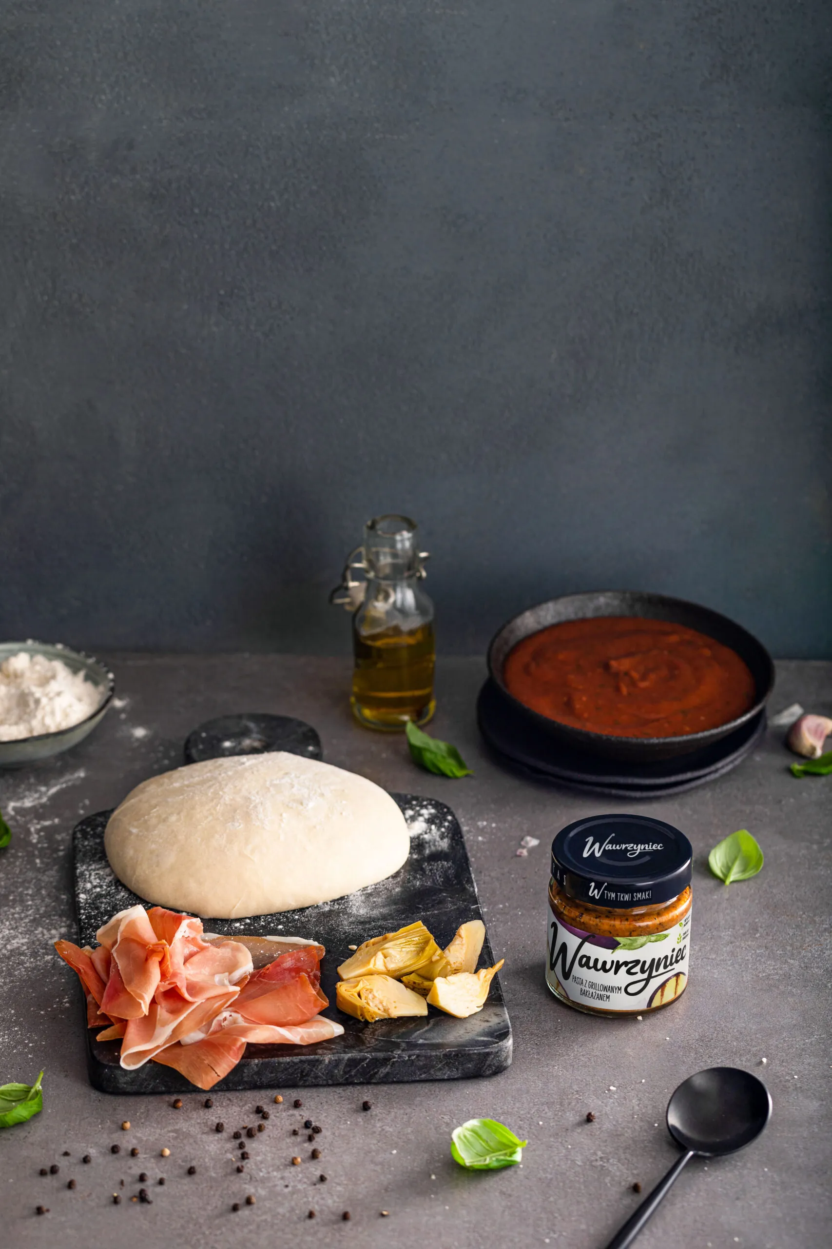 Pizza z pastą Wawrzyniec grillowany bakłażan z mozzarellą, marynowanymi karczochami i prosciutto
