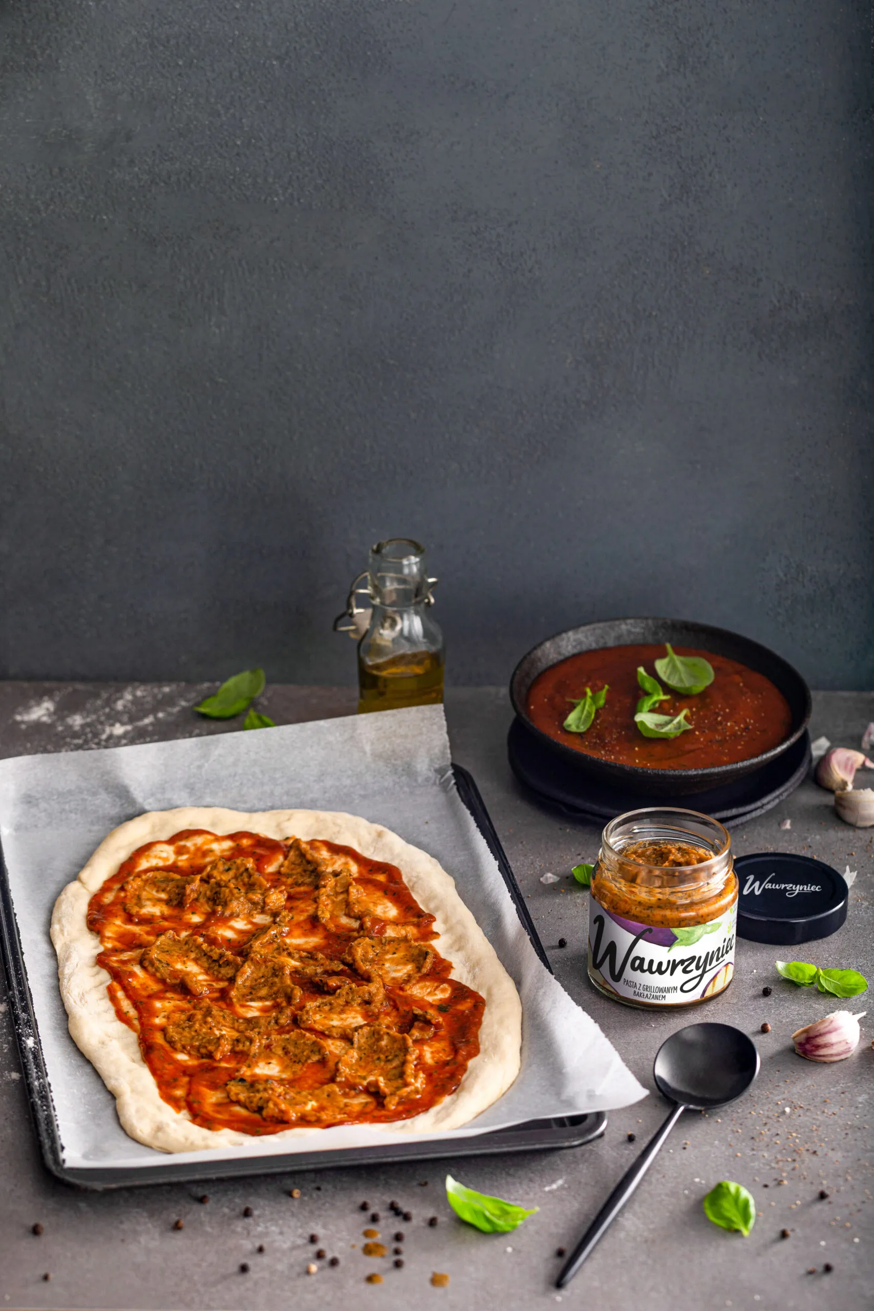 Pizza z pastą Wawrzyniec grillowany bakłażan z mozzarellą, marynowanymi karczochami i prosciutto