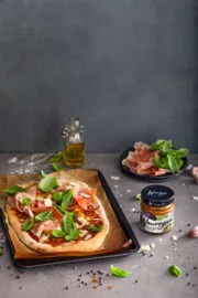 Pizza z pastą Wawrzyniec grillowany bakłażan z mozzarellą, marynowanymi karczochami i prosciutto