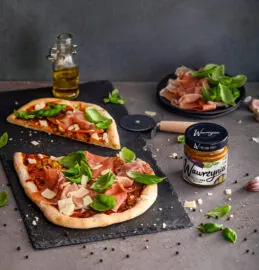 Pizza z pastą Wawrzyniec grillowany bakłażan z mozzarellą, marynowanymi karczochami i prosciutto