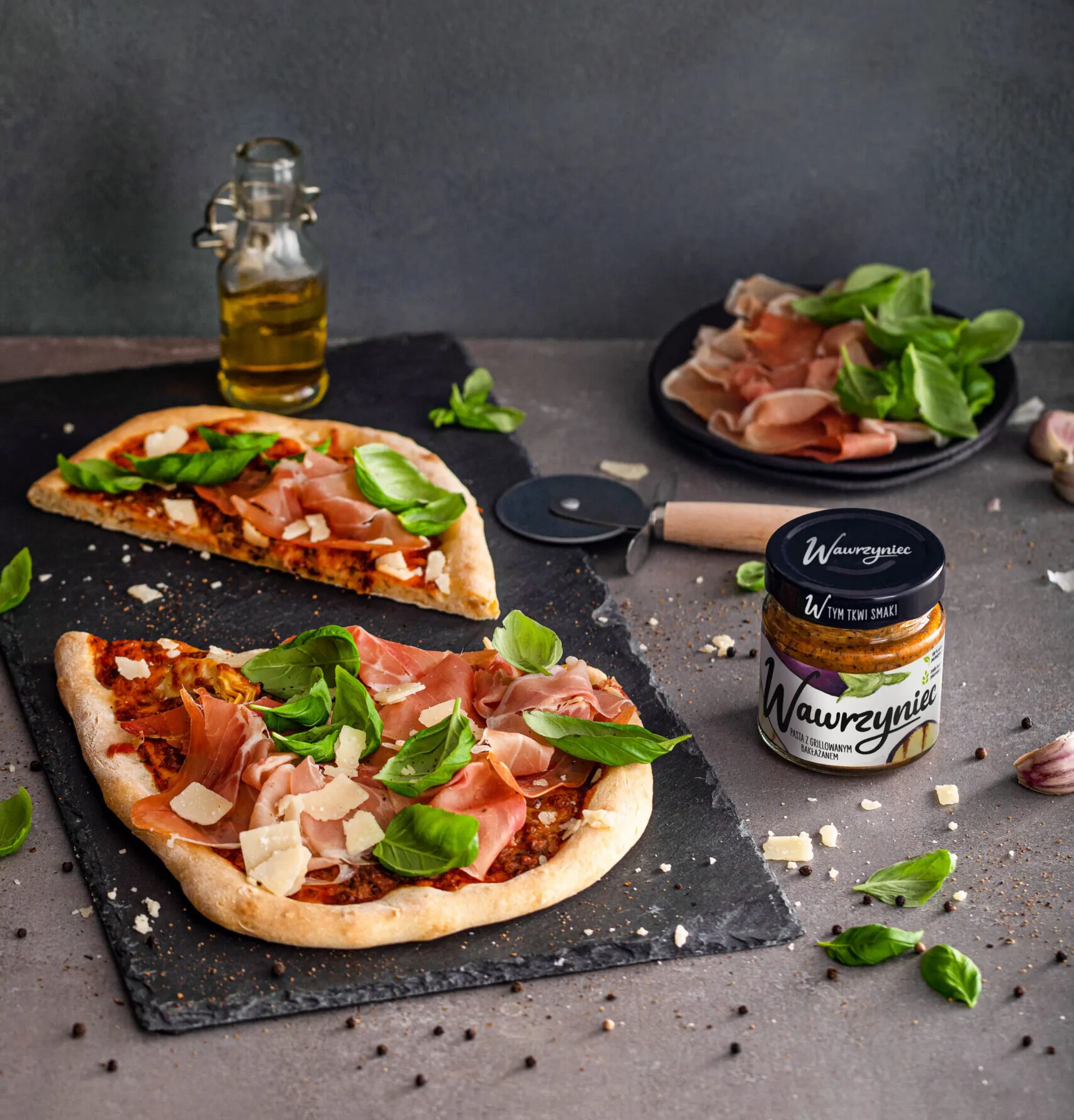 Pizza z pastą Wawrzyniec grillowany bakłażan z mozzarellą, marynowanymi karczochami i prosciutto