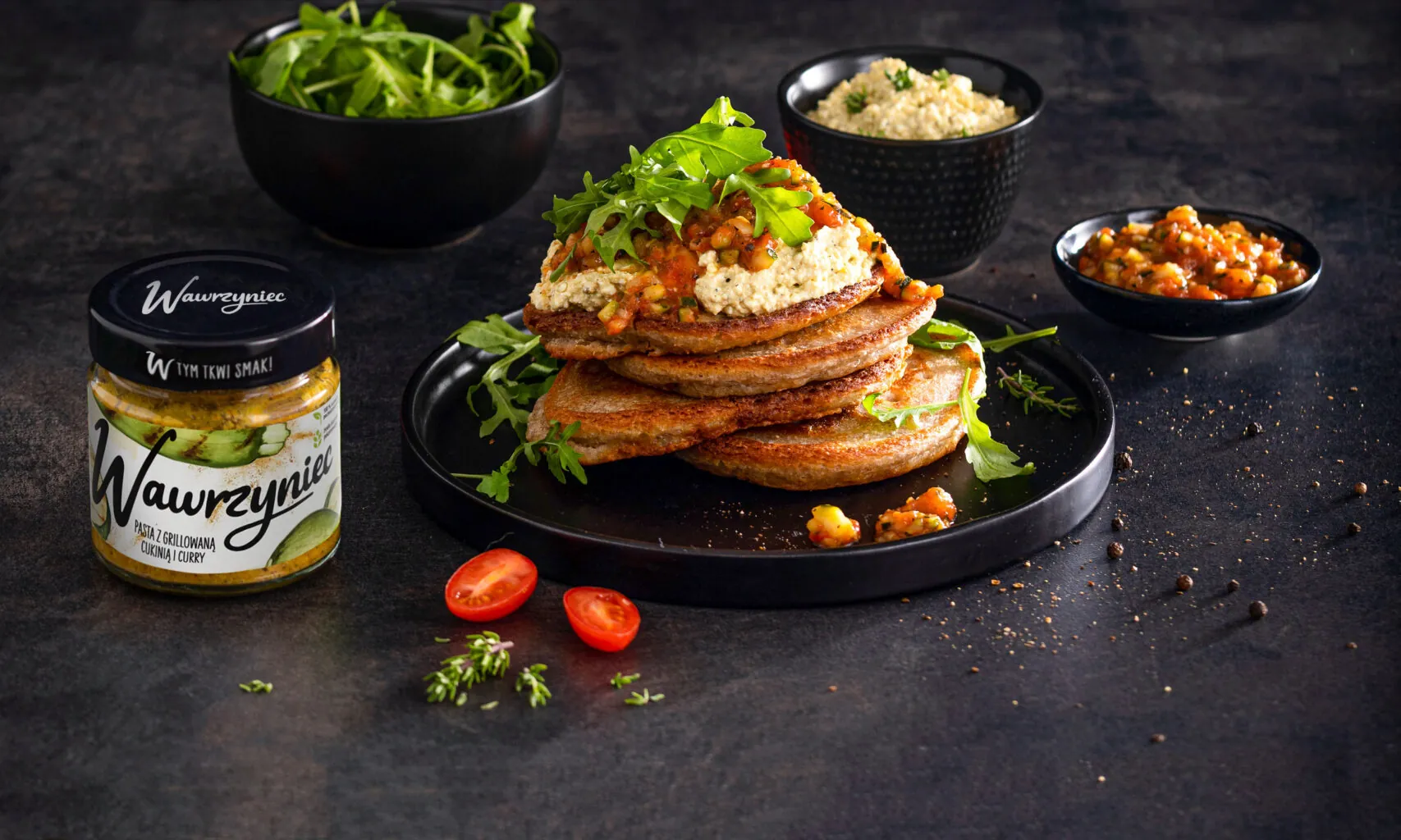 Bliny z grillowaną cukinią i curry i salsą z pieczonej cukinii i pomidorów