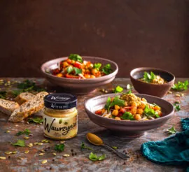 Orientalna sałatka z papryki i ciecierzycy z dipem na bazie hummusu z chilli