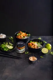 Curry z pastą Wawrzyniec grillowany bakłażan, batatami, dynią i krewetkami ze świeżą kolendrą