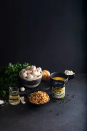 Pieczony pasztet z kaszy z pastą Wawrzyniec z grillowaną cukinią z curry