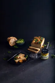 Pieczony pasztet z kaszy z pastą Wawrzyniec z grillowaną cukinią z curry