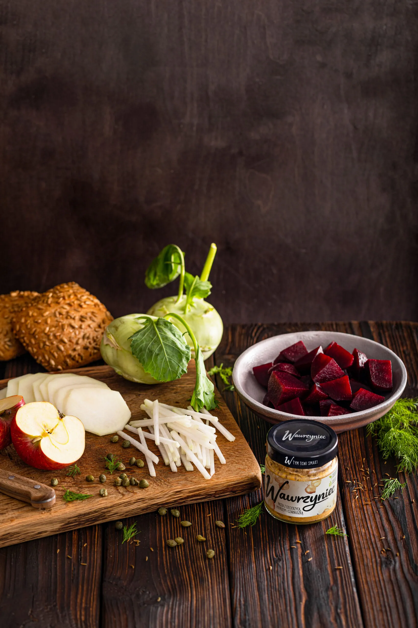 Wege burgery z pastą z ciecierzycą z pieprzem i czarnuszką z kolesławem z kalarepki i jabłek