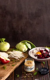 Wege burgery z pastą z ciecierzycą z pieprzem i czarnuszką z kolesławem z kalarepki i jabłek