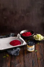Wege burgery z pastą z ciecierzycą z pieprzem i czarnuszką z kolesławem z kalarepki i jabłek