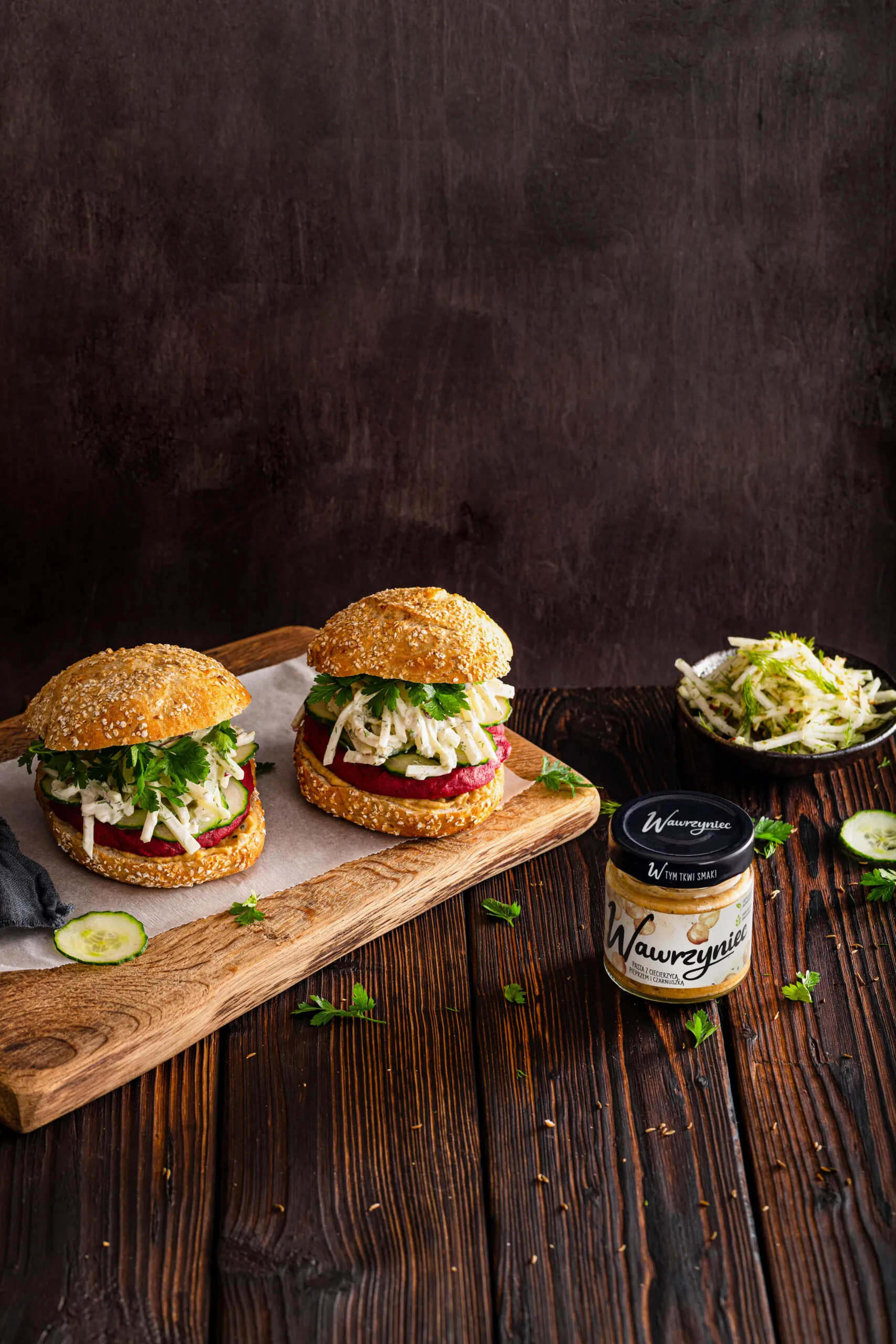 Wege burgery z pastą z ciecierzycą z pieprzem i czarnuszką z kolesławem z kalarepki i jabłek