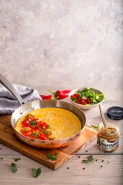 Orientalna sałatka z papryki i ciecierzycy z dipem na bazie hummusu z chilli