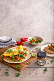 Orientalna sałatka z papryki i ciecierzycy z dipem na bazie hummusu z chilli