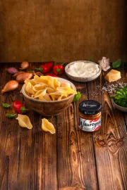Muszle z ricottą, pasta Wawrzyniec z suszonych pomidorów i żurawiną w sosie pomidorowym z bazylią