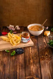 Muszle z ricottą, pasta Wawrzyniec z suszonych pomidorów i żurawiną w sosie pomidorowym z bazylią